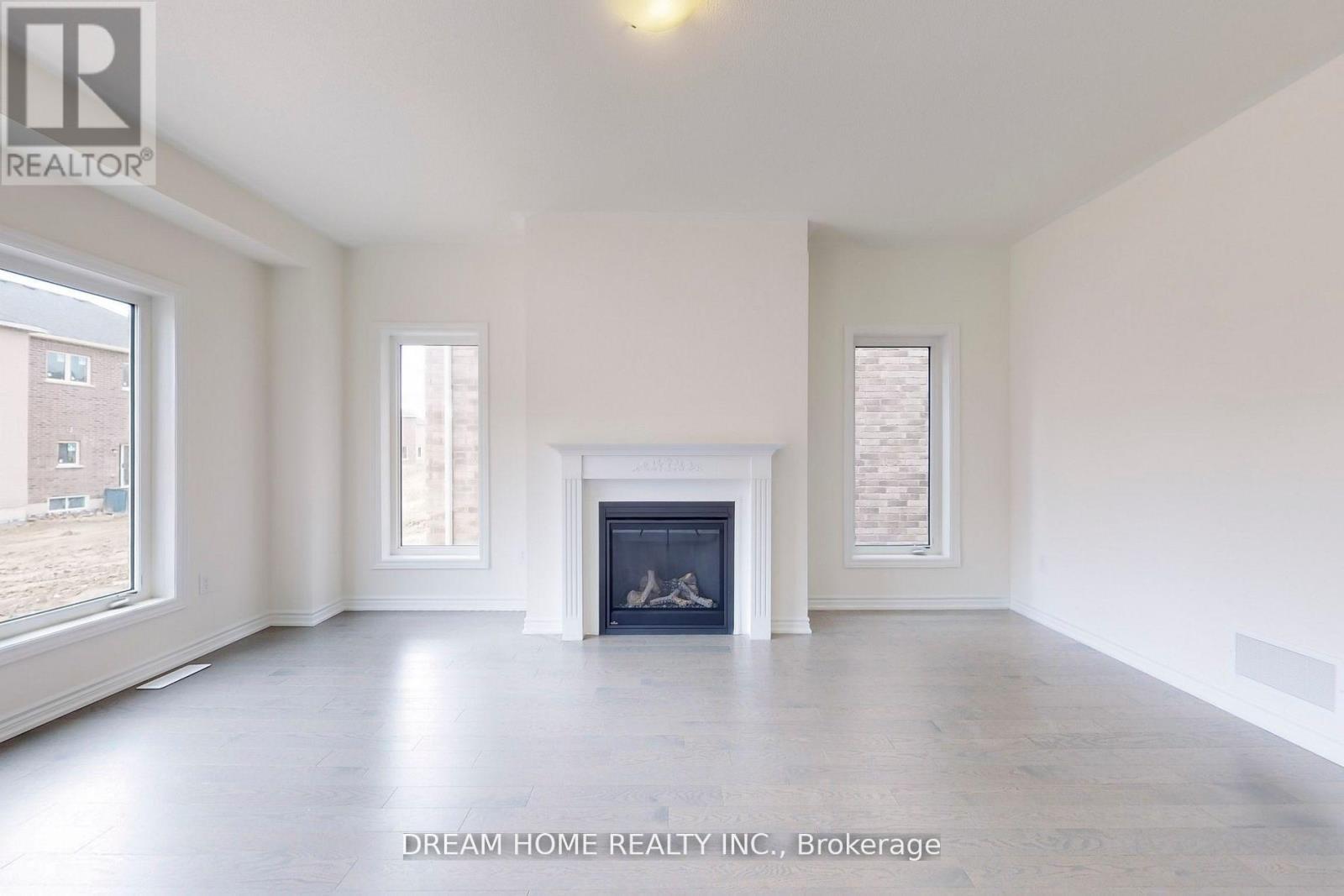 7 Charles White Court, East Gwillimbury, Ontario  L9N 0T7 - Photo 4 - N12889330