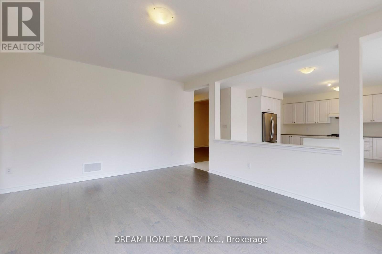 7 Charles White Court, East Gwillimbury, Ontario  L9N 0T7 - Photo 5 - N12889330