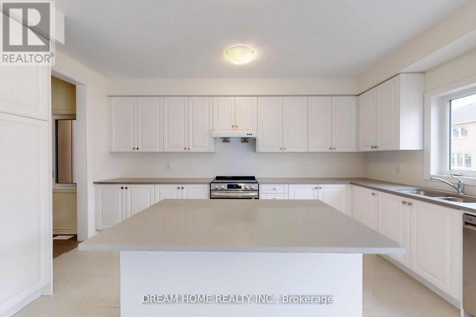 7 Charles White Court, East Gwillimbury, Ontario  L9N 0T7 - Photo 8 - N12889330