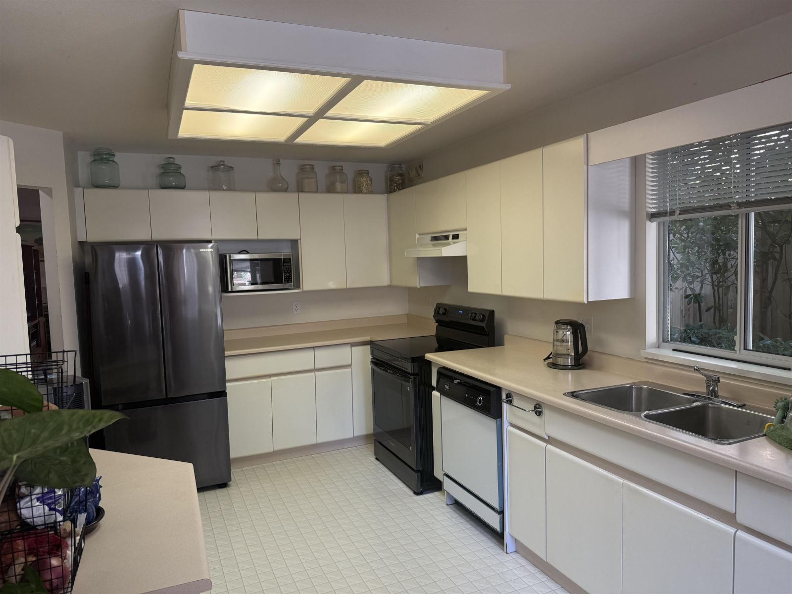 107 16031 82 Avenue, Surrey, British Columbia  V4N 0N4 - Photo 2 - R3099065