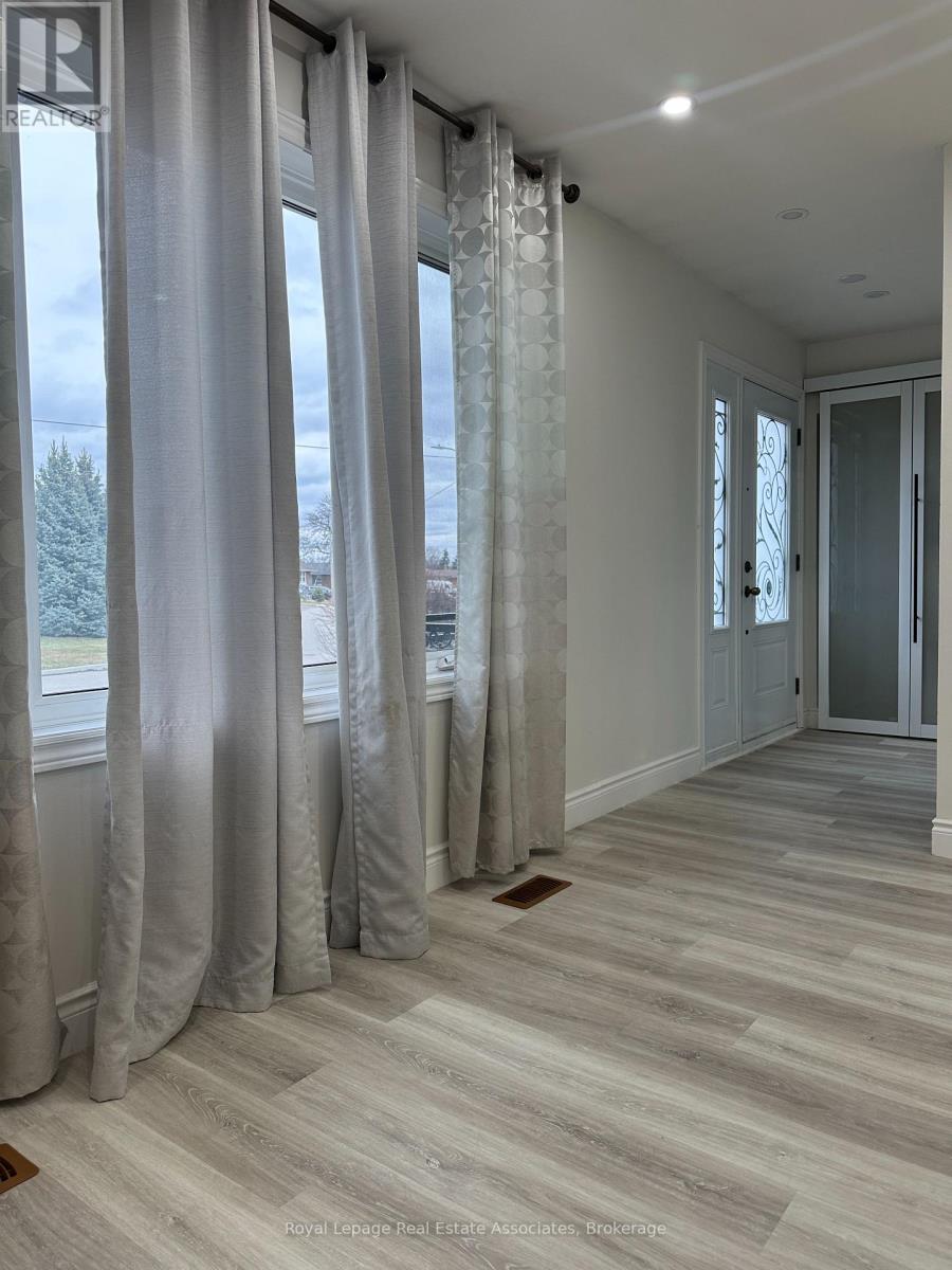 Main Floor - 25 Ashwood Crescent, Brampton, Ontario  L6T 1M1 - Photo 2 - W12889328