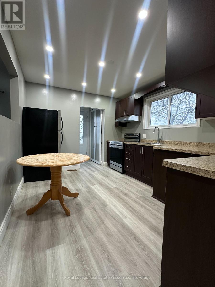 Main Floor - 25 Ashwood Crescent, Brampton, Ontario  L6T 1M1 - Photo 9 - W12889328