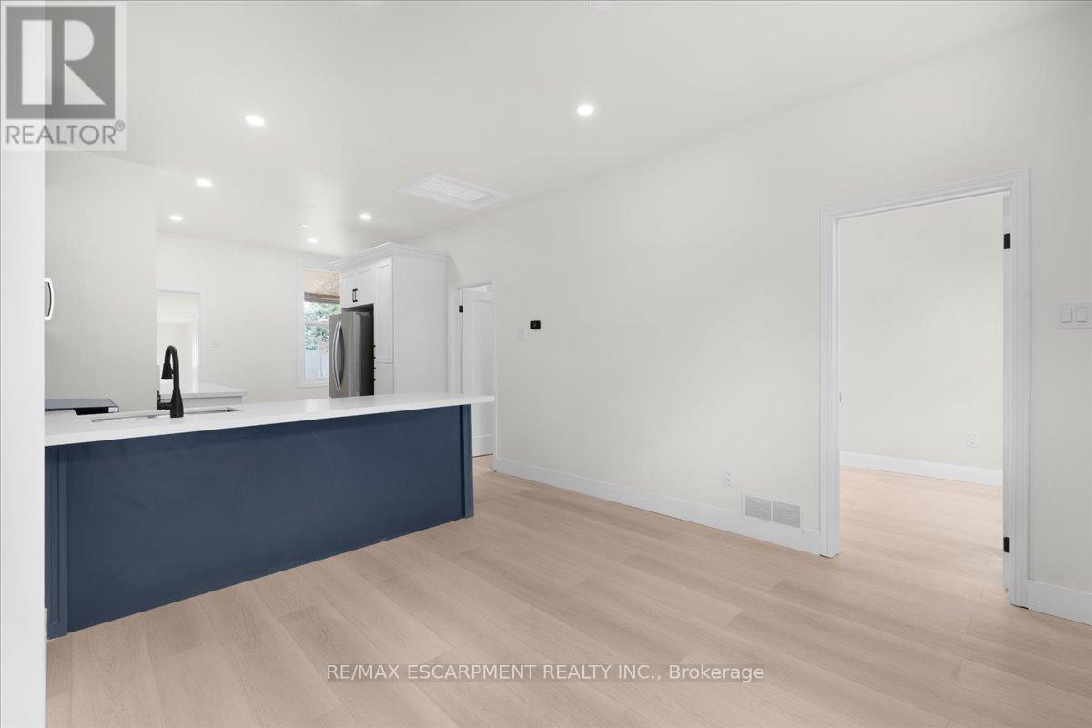 215 Ray Street N, Hamilton, Ontario  L8R 2Y3 - Photo 7 - X12889304