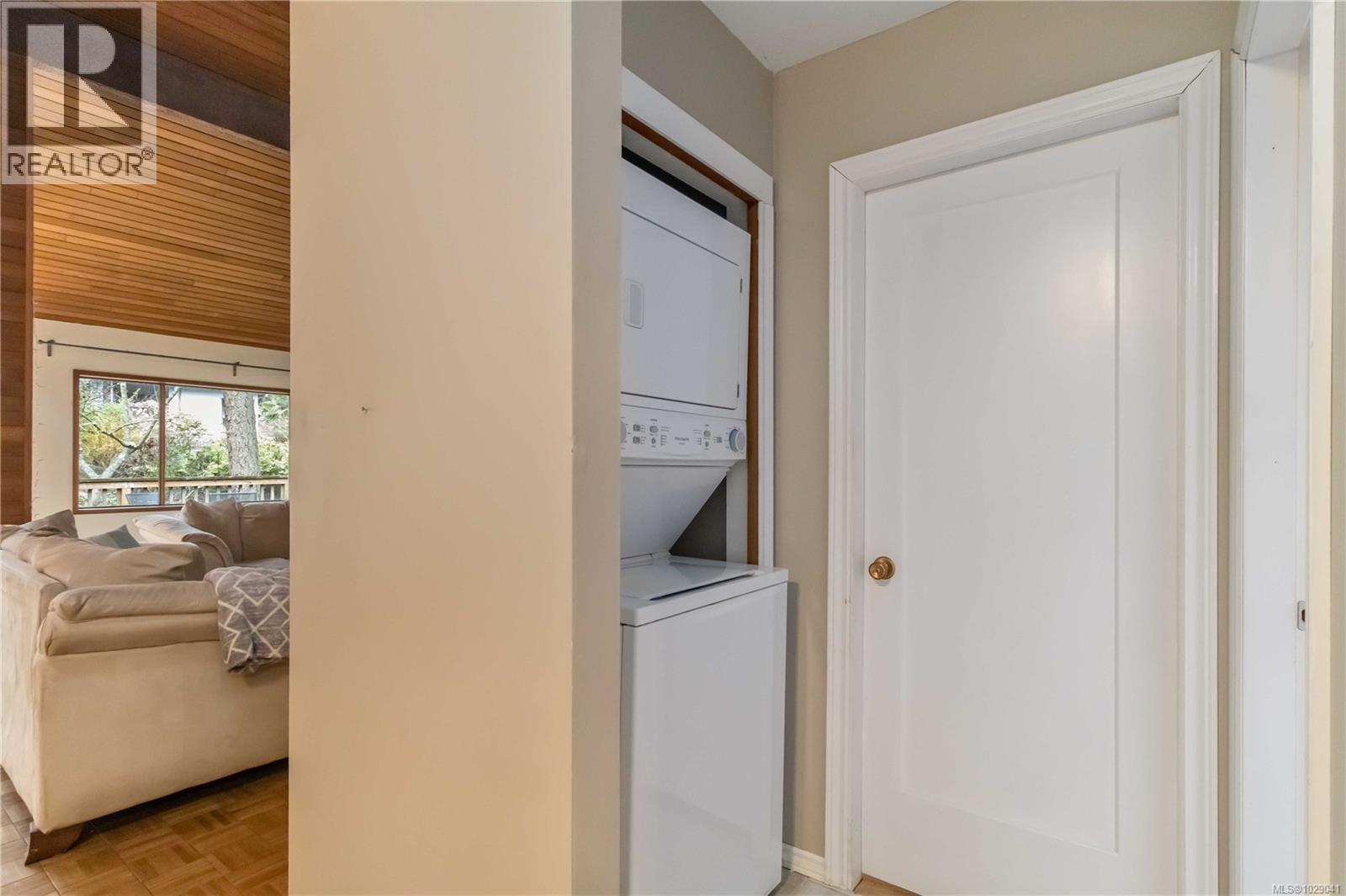 2753 Arbutus Rd, Saanich, British Columbia  V8N 5X7 - Photo 6 - 1029041