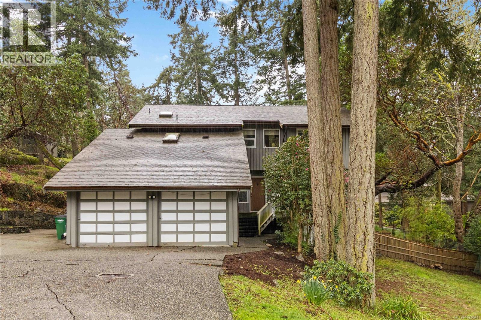 2753 Arbutus Rd, Saanich, British Columbia  V8N 5X7 - Photo 2 - 1029041