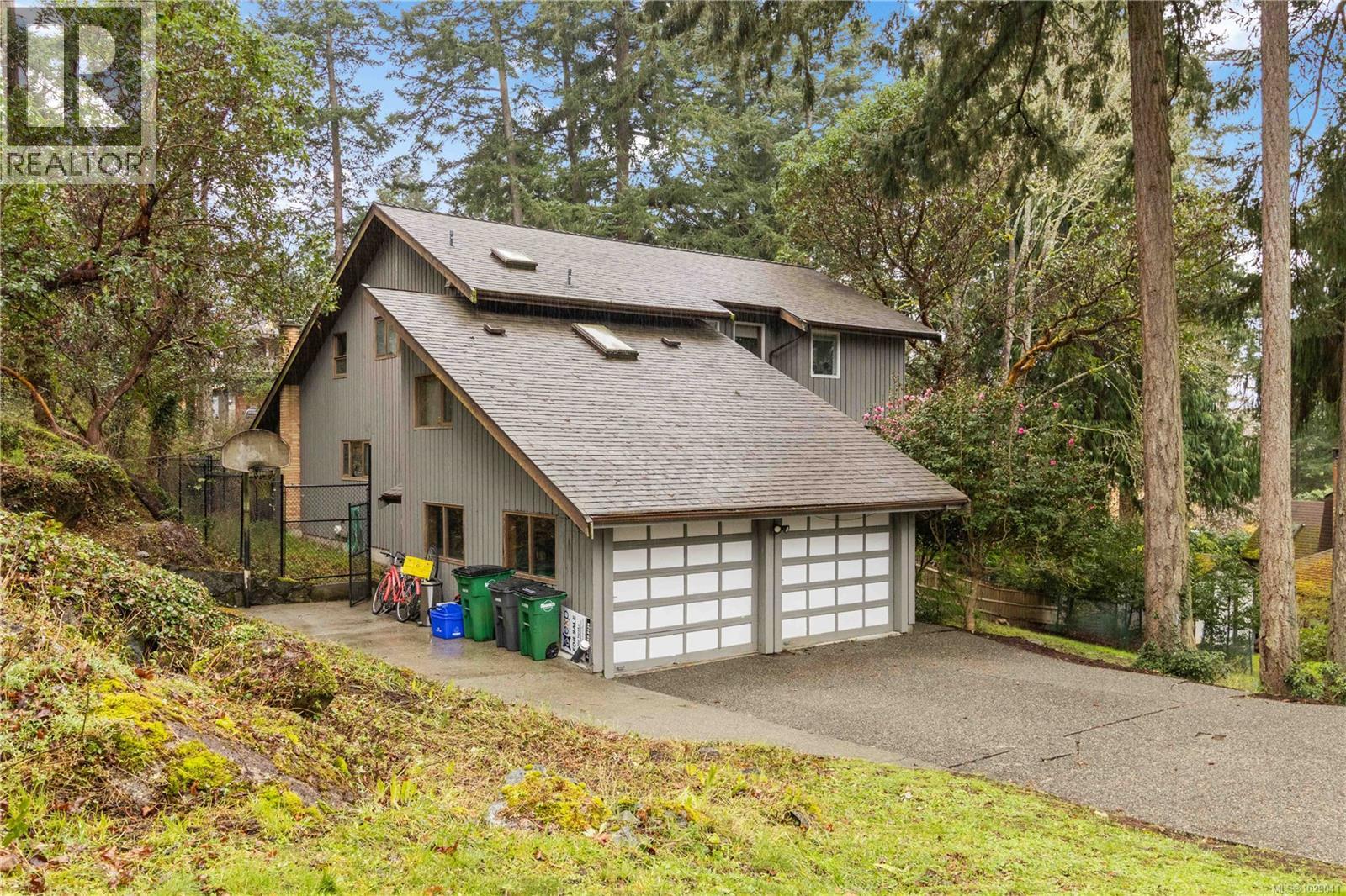 2753 Arbutus Rd, Saanich, British Columbia  V8N 5X7 - Photo 3 - 1029041