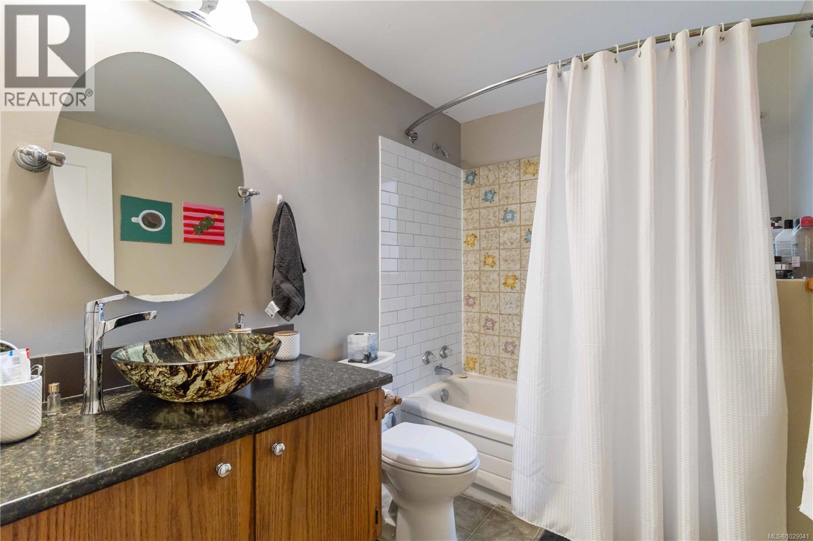 2753 Arbutus Rd, Saanich, British Columbia  V8N 5X7 - Photo 13 - 1029041