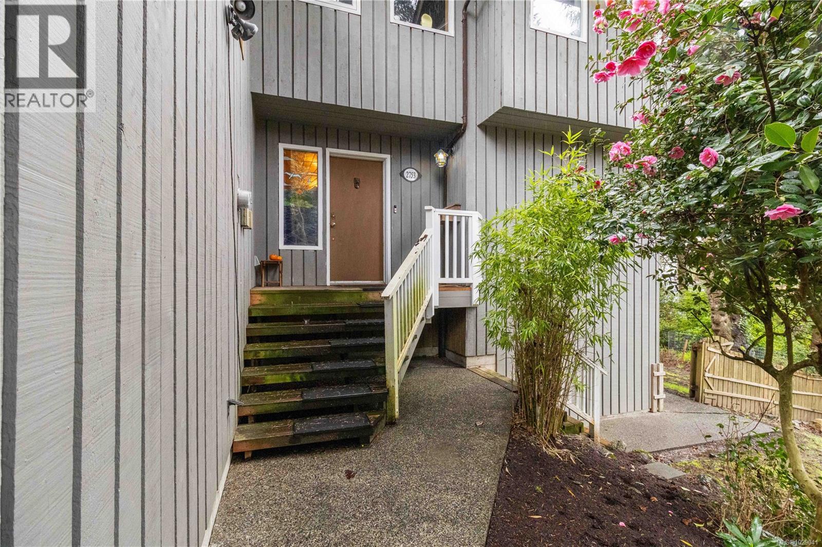 2753 Arbutus Rd, Saanich, British Columbia  V8N 5X7 - Photo 4 - 1029041