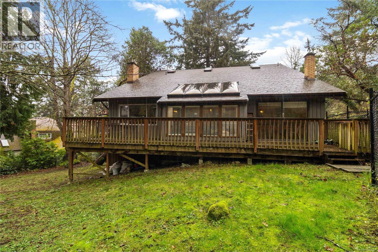 2753 Arbutus Rd, Saanich, British Columbia  V8N 5X7 - Photo 28 - 1029041