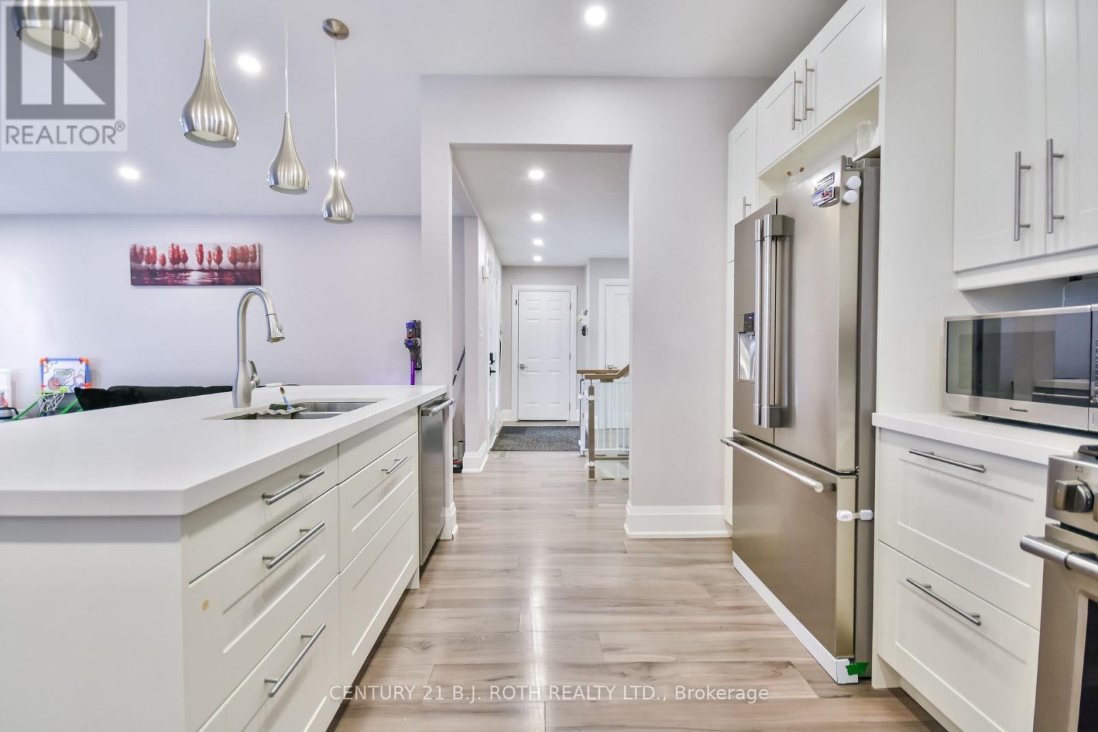 16 Gloria Street, Barrie, Ontario L4N 4L9 - Photo 8 - S12889280