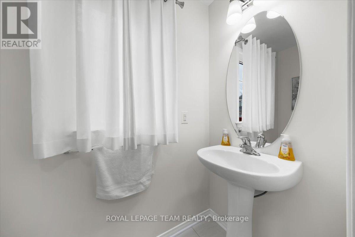 118 Culloden Crescent, Ottawa, Ontario  K2J 5Z9 - Photo 4 - X12889396