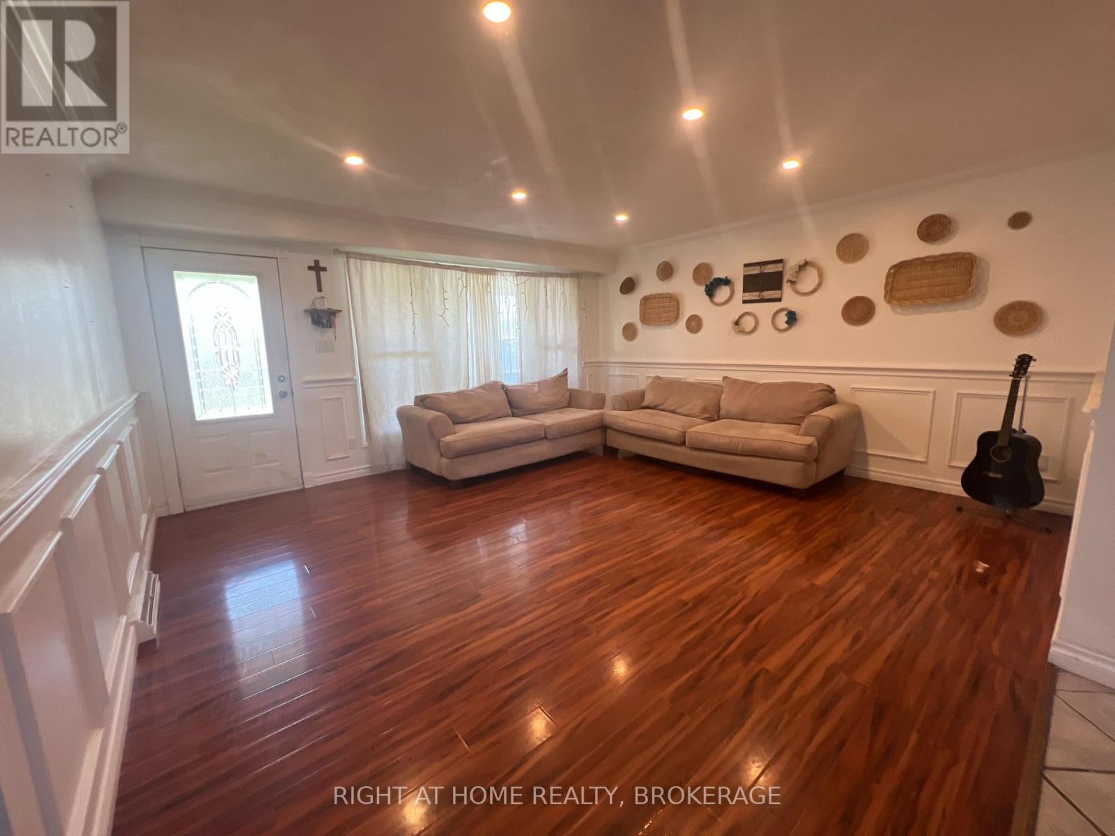 24 Grandview Drive, St. Catharines, Ontario  L2M 1A9 - Photo 2 - X12889362