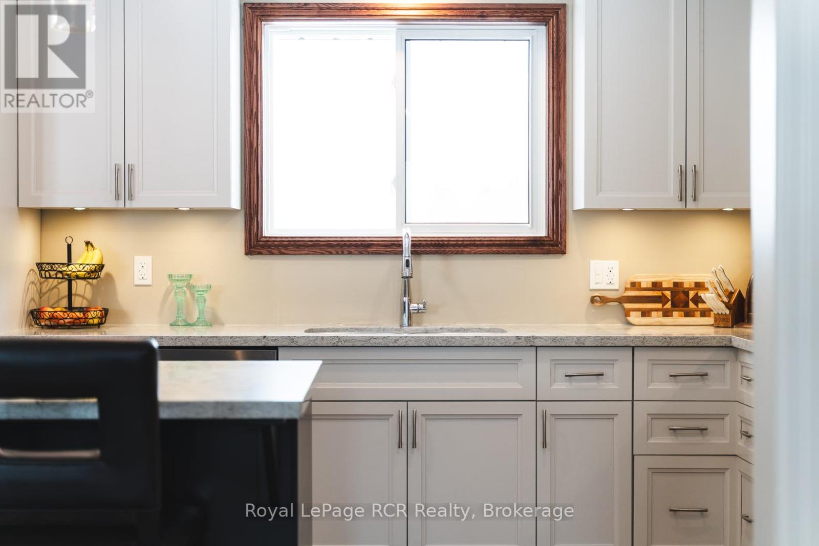 1003 Victoria Street, West Grey, Ontario  N0G 1C0 - Photo 9 - X12889374