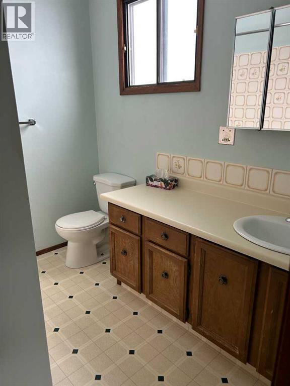 35 Strong Avenue Se, Medicine Hat, Alberta  T1B 3E8 - Photo 3 - A2266377