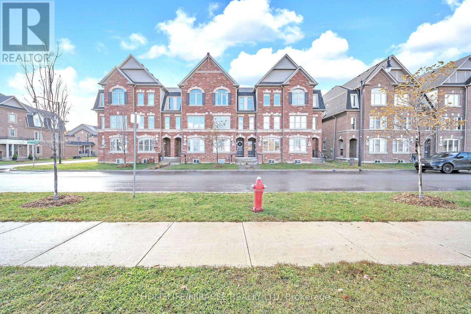 15 Finegan Circle, Brampton, Ontario  L7A 4Z7 - Photo 2 - W12889358