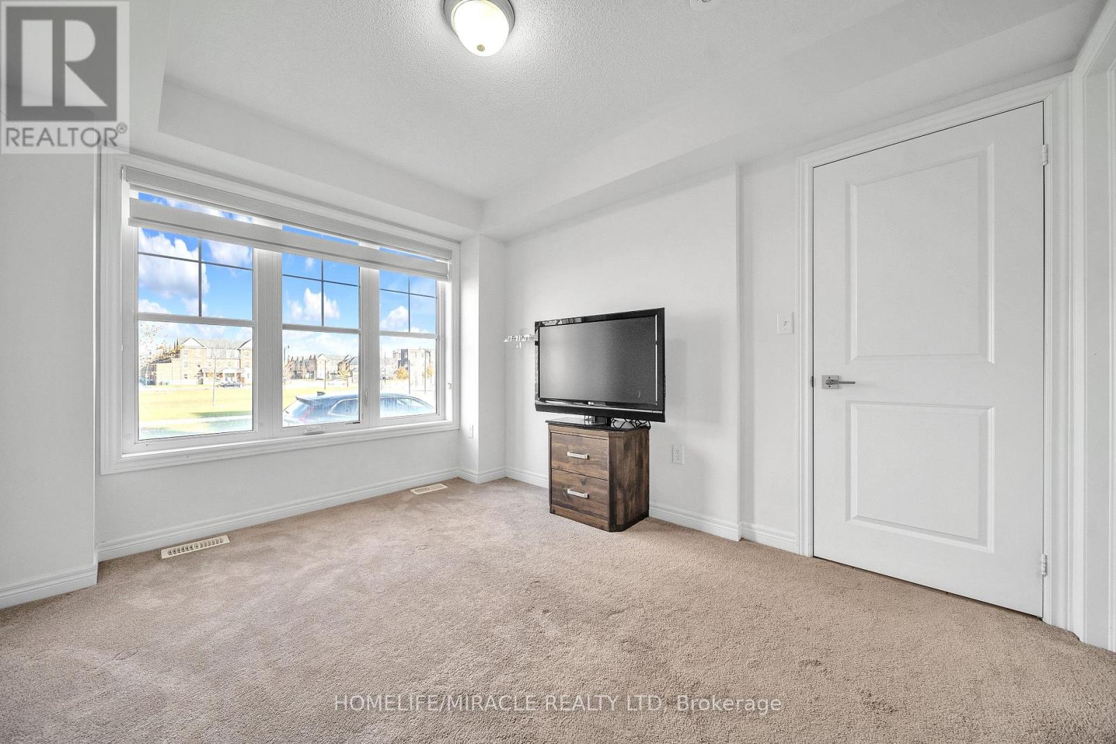 15 Finegan Circle, Brampton, Ontario  L7A 4Z7 - Photo 8 - W12889358