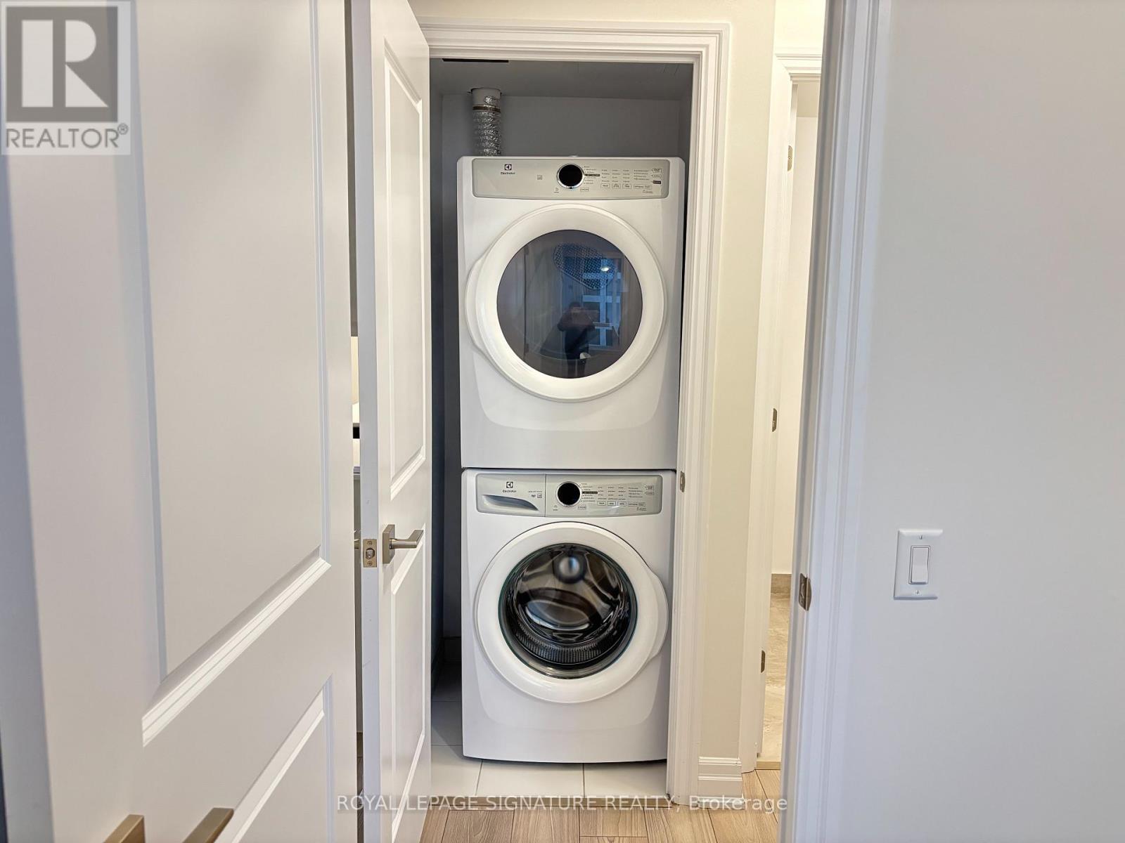 2202 - 36 Elm Drive, Mississauga, Ontario  L5R 0N3 - Photo 7 - W12889380