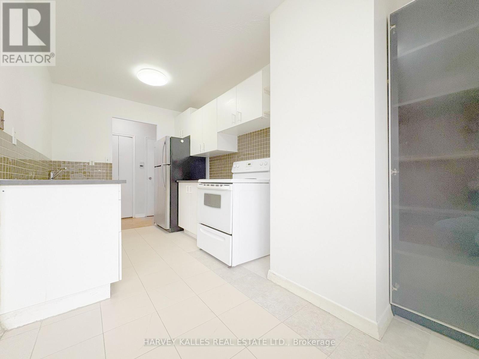 8 - 90 Blackfriar Avenue, Toronto, Ontario  M9R 3S9 - Photo 2 - W12889432