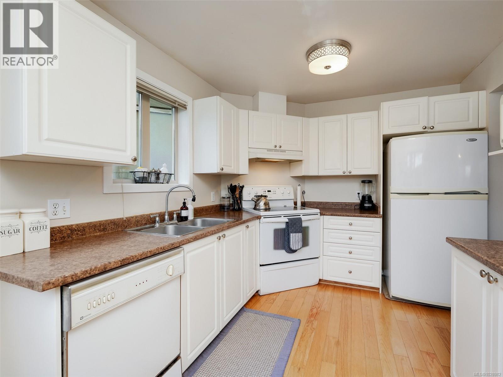 104 1687 Poplar Ave, Saanich, British Columbia  V8P 4K5 - Photo 10 - 1028982