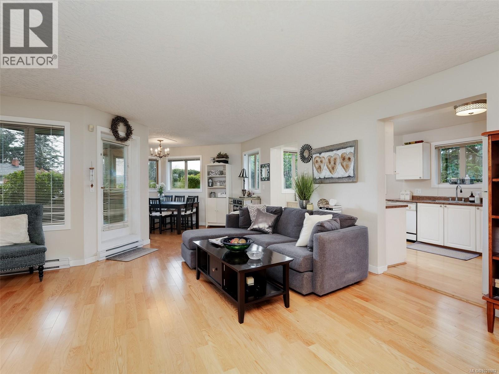 104 1687 Poplar Ave, Saanich, British Columbia  V8P 4K5 - Photo 3 - 1028982