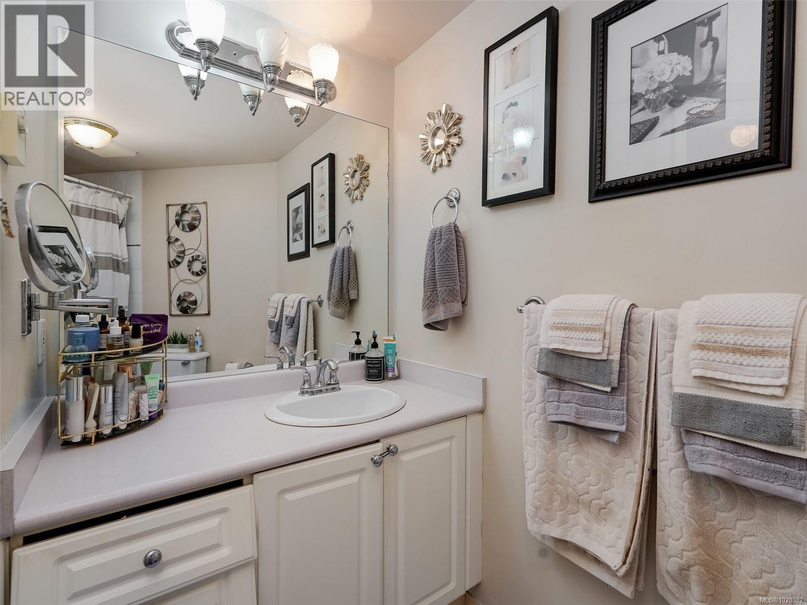 104 1687 Poplar Ave, Saanich, British Columbia  V8P 4K5 - Photo 19 - 1028982