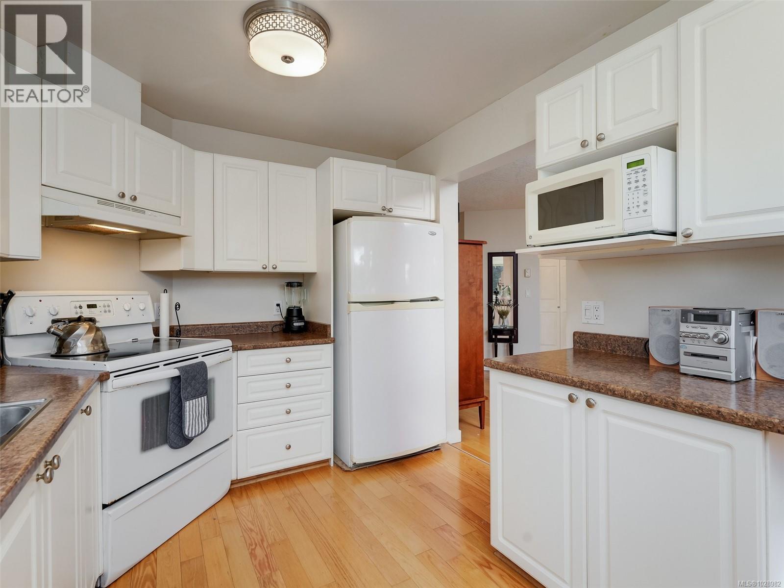 104 1687 Poplar Ave, Saanich, British Columbia  V8P 4K5 - Photo 14 - 1028982