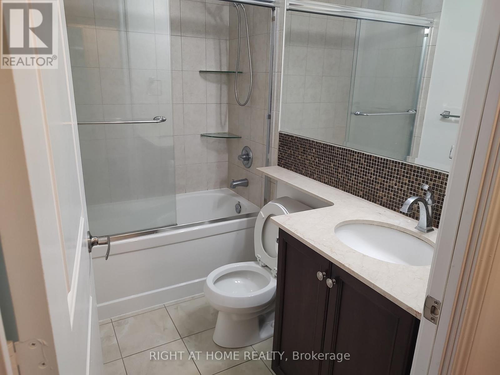 701 - 9245 Jane Street, Vaughan, Ontario  L6A 0J9 - Photo 2 - N12889444