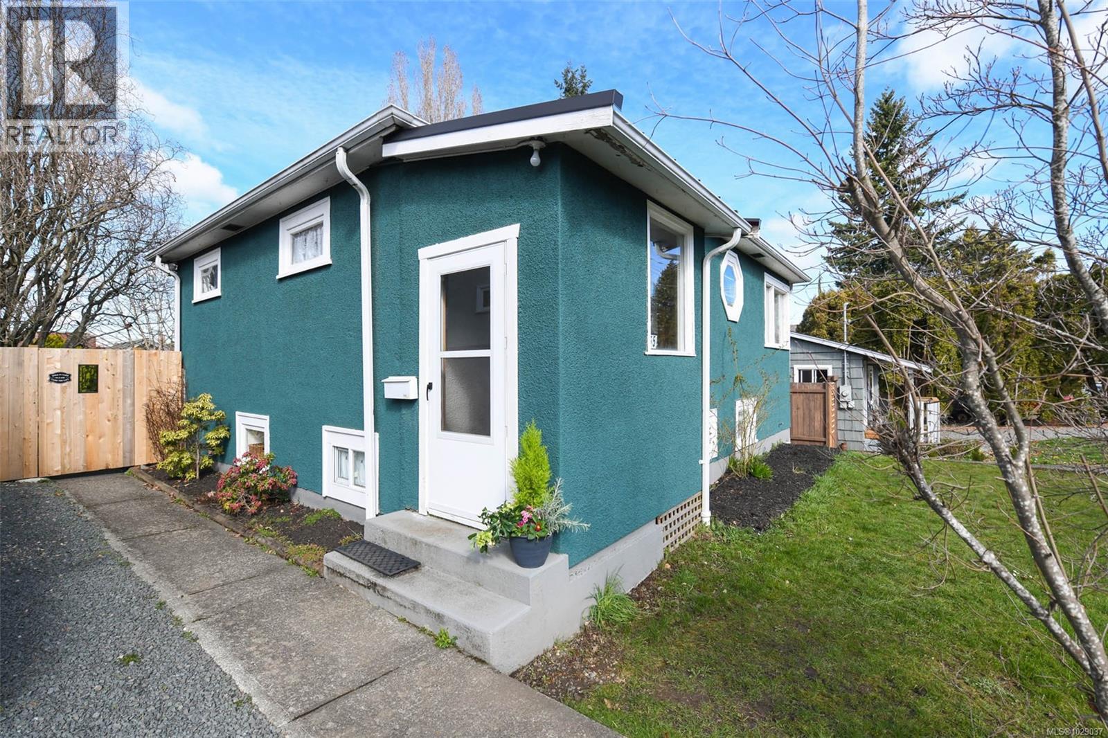 655 11th St, Courtenay, British Columbia  V9N 1S9 - Photo 2 - 1029037