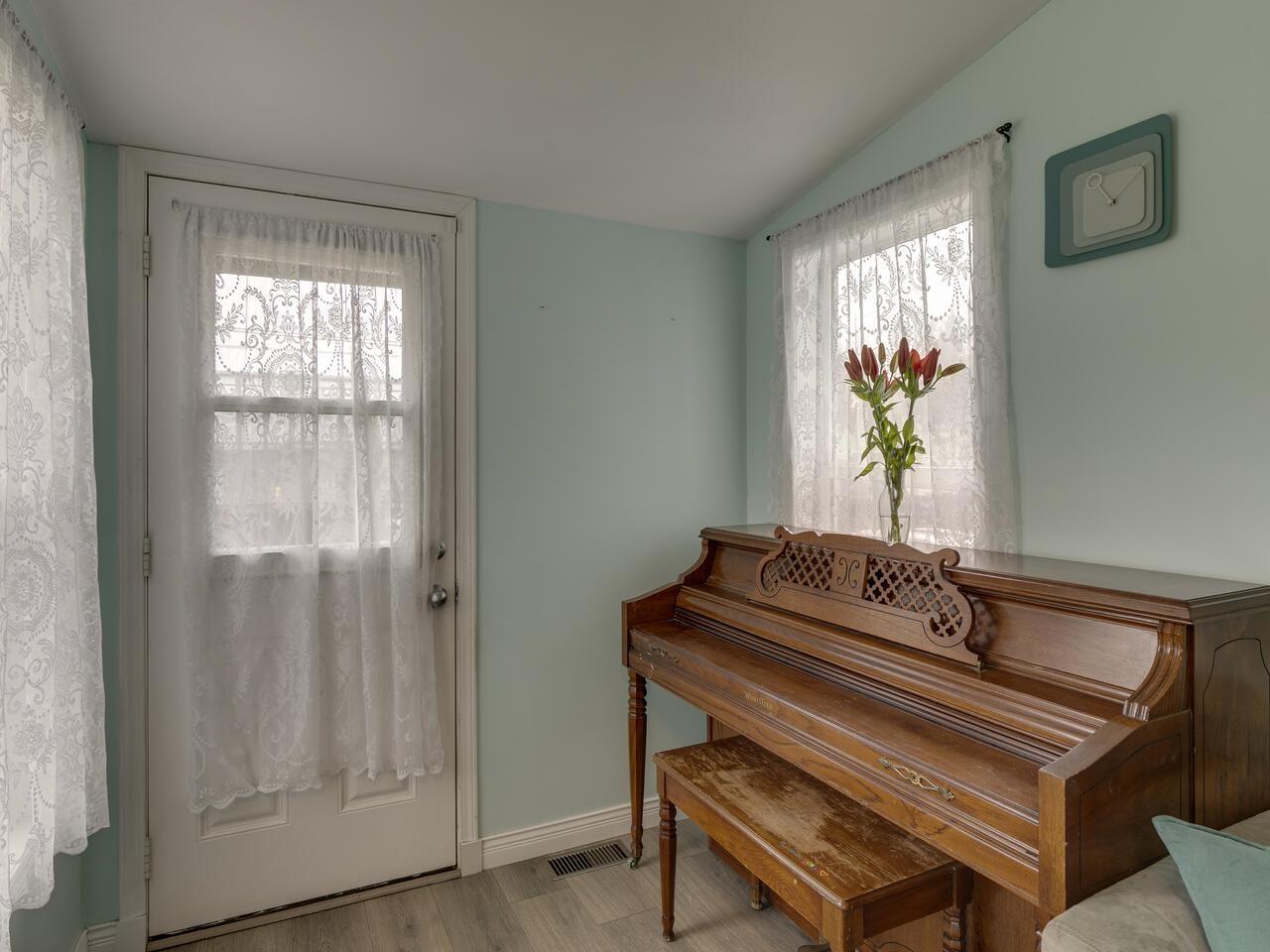 7650 Taulbut Street, Mission, British Columbia  V2V 3W6 - Photo 10 - R3099663