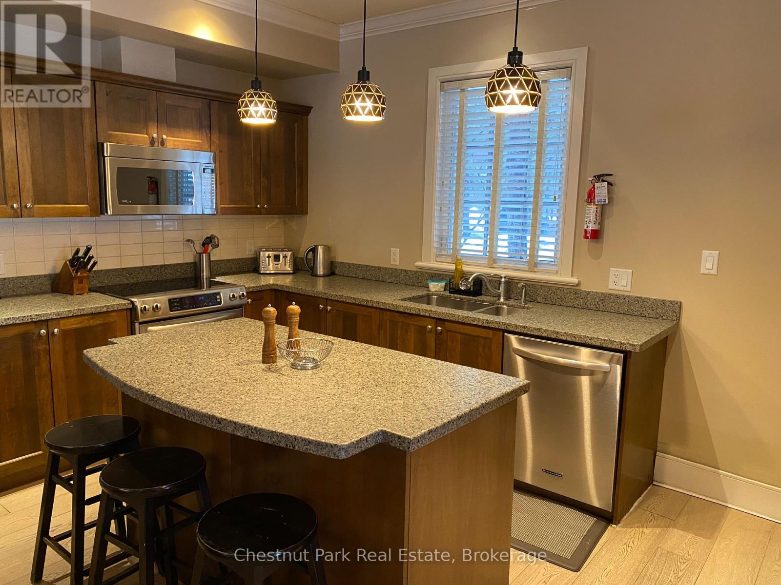 101 Emerald Hill Court S, Seguin, Ontario  P2A 2W8 - Photo 3 - X12889478