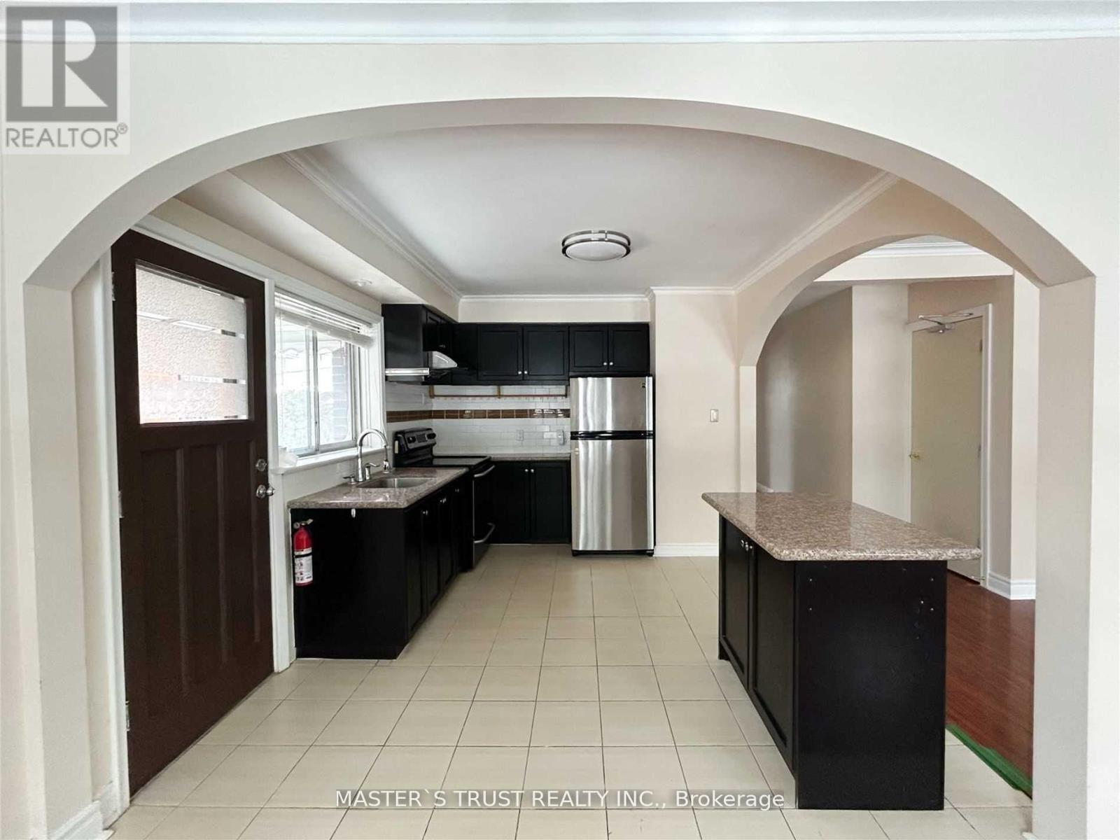 308 Skopit Road, Richmond Hill, Ontario  L4C 2Y8 - Photo 3 - N12889536