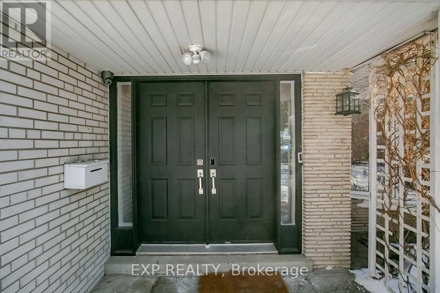 234 Pinetree Way, Mississauga, Ontario  L5G 2R2 - Photo 2 - W12889516