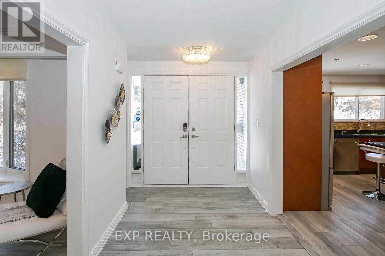 234 Pinetree Way, Mississauga, Ontario  L5G 2R2 - Photo 3 - W12889516