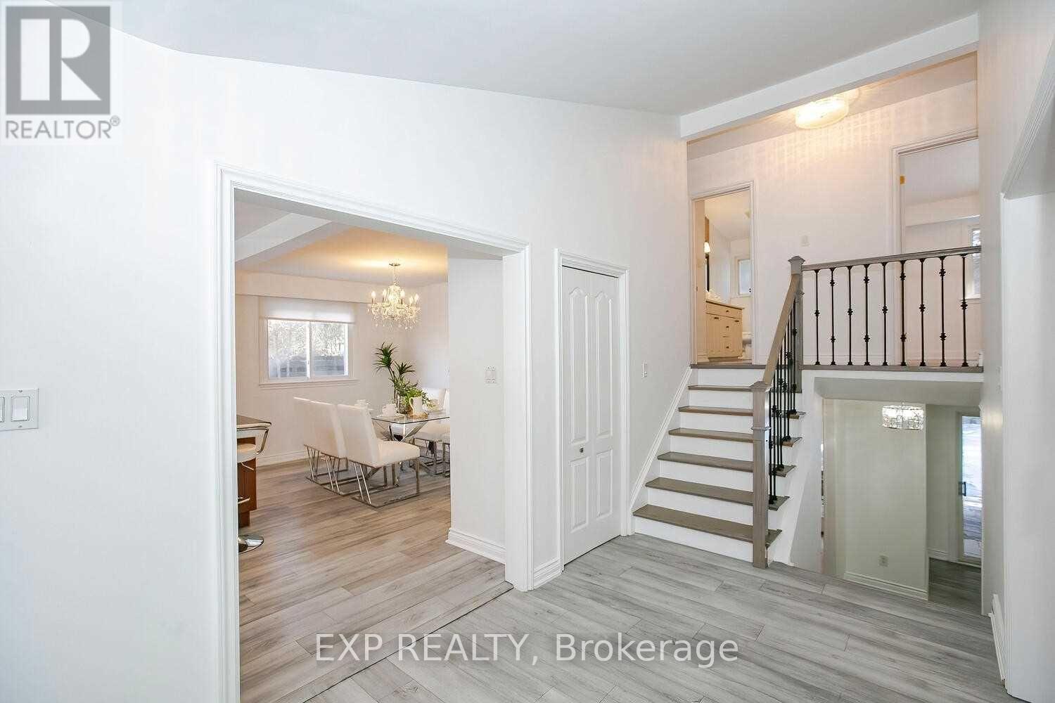 234 Pinetree Way, Mississauga, Ontario  L5G 2R2 - Photo 4 - W12889516