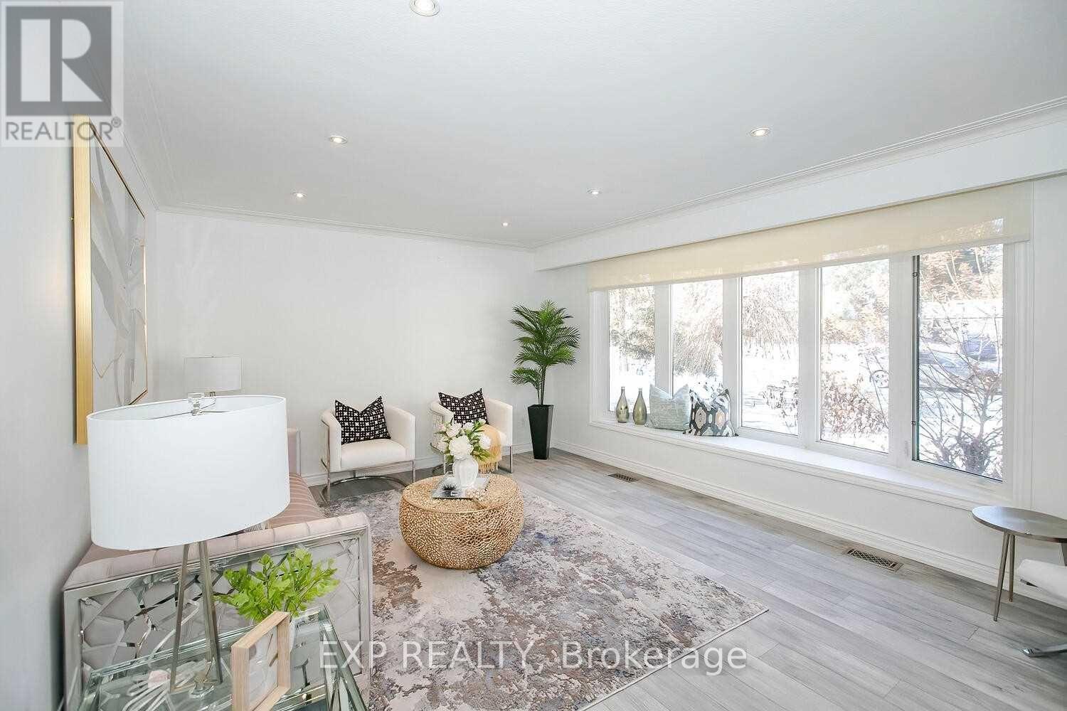 234 Pinetree Way, Mississauga, Ontario  L5G 2R2 - Photo 5 - W12889516