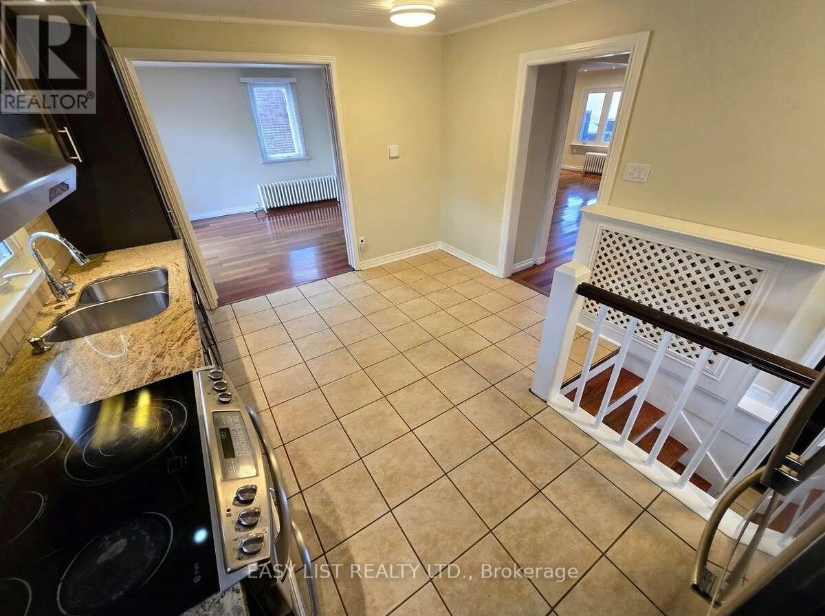 1568 Cawthra Court, Mississauga, Ontario  L5G 4L3 - Photo 13 - W12889570