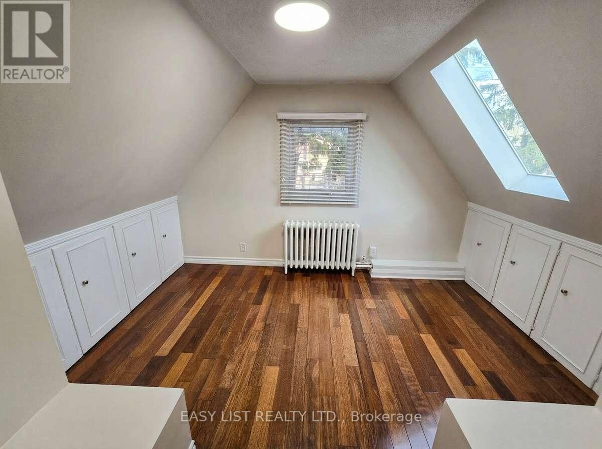 1568 Cawthra Court, Mississauga, Ontario  L5G 4L3 - Photo 17 - W12889570