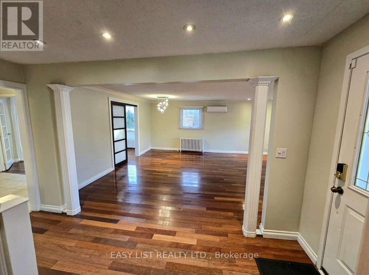 1568 Cawthra Court, Mississauga, Ontario  L5G 4L3 - Photo 3 - W12889570