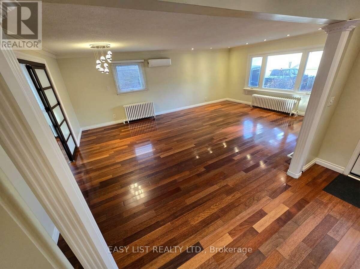 1568 Cawthra Court, Mississauga, Ontario  L5G 4L3 - Photo 4 - W12889570