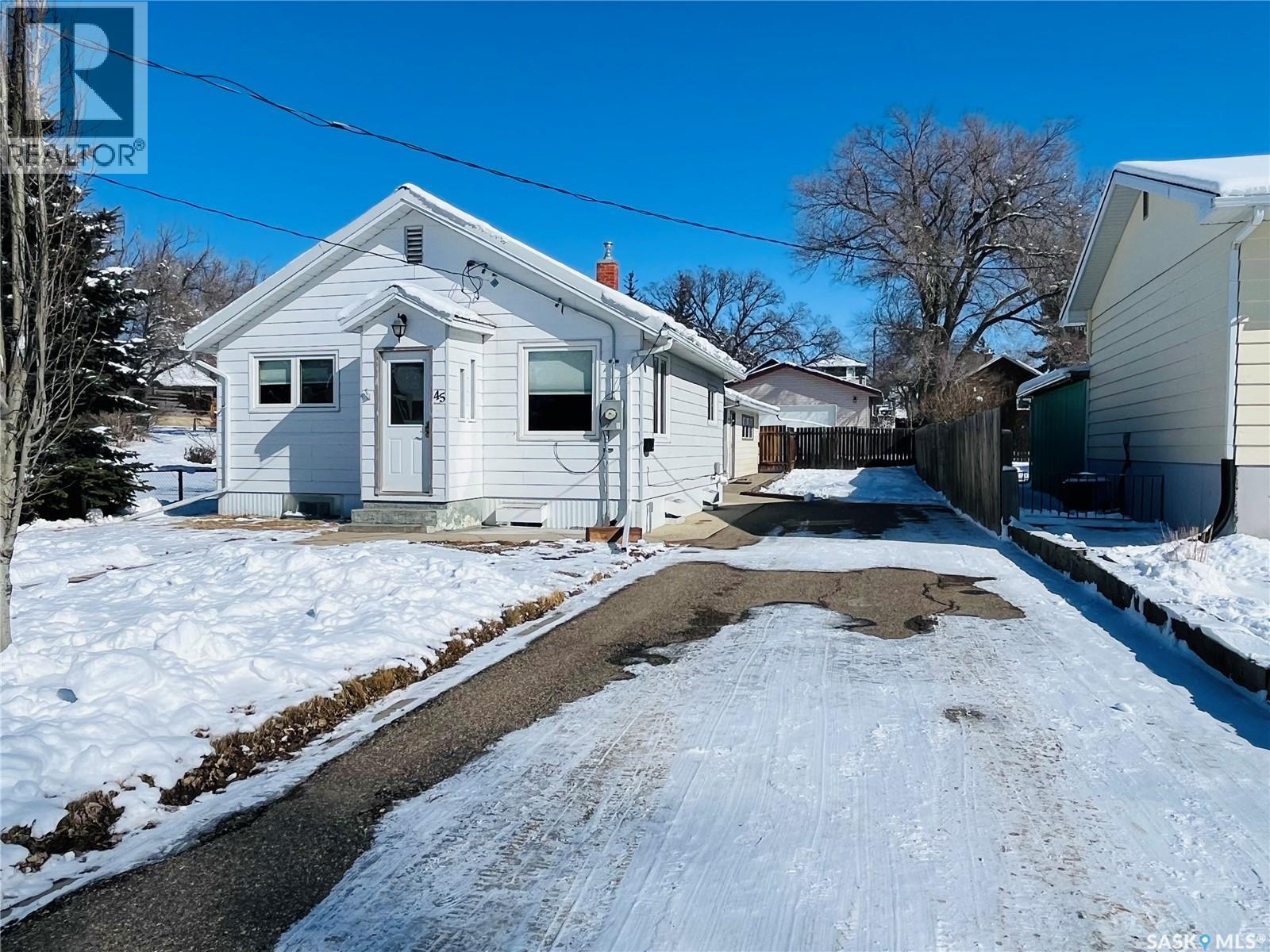 45 6th Avenue Ne, Swift Current, Saskatchewan  S9H 2L8 - Photo 2 - SK030485