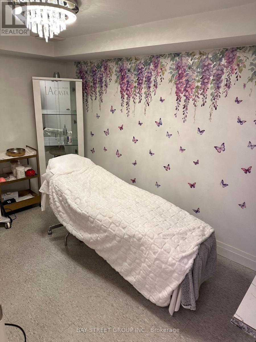 Unit 10 - 10610 Bayview Avenue, Richmond Hill (Crosby), Ontario  L4C 3N8 - Photo 5 - N12889608