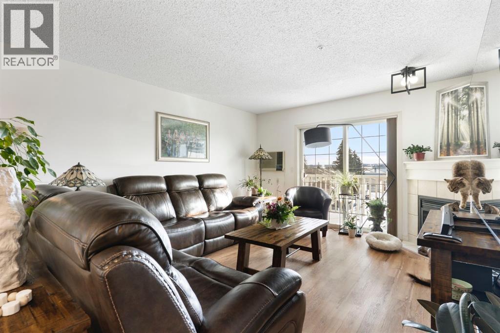 301, 128 Centre Avenue, Cochrane, Alberta  T4C 1Z4 - Photo 2 - A2287535