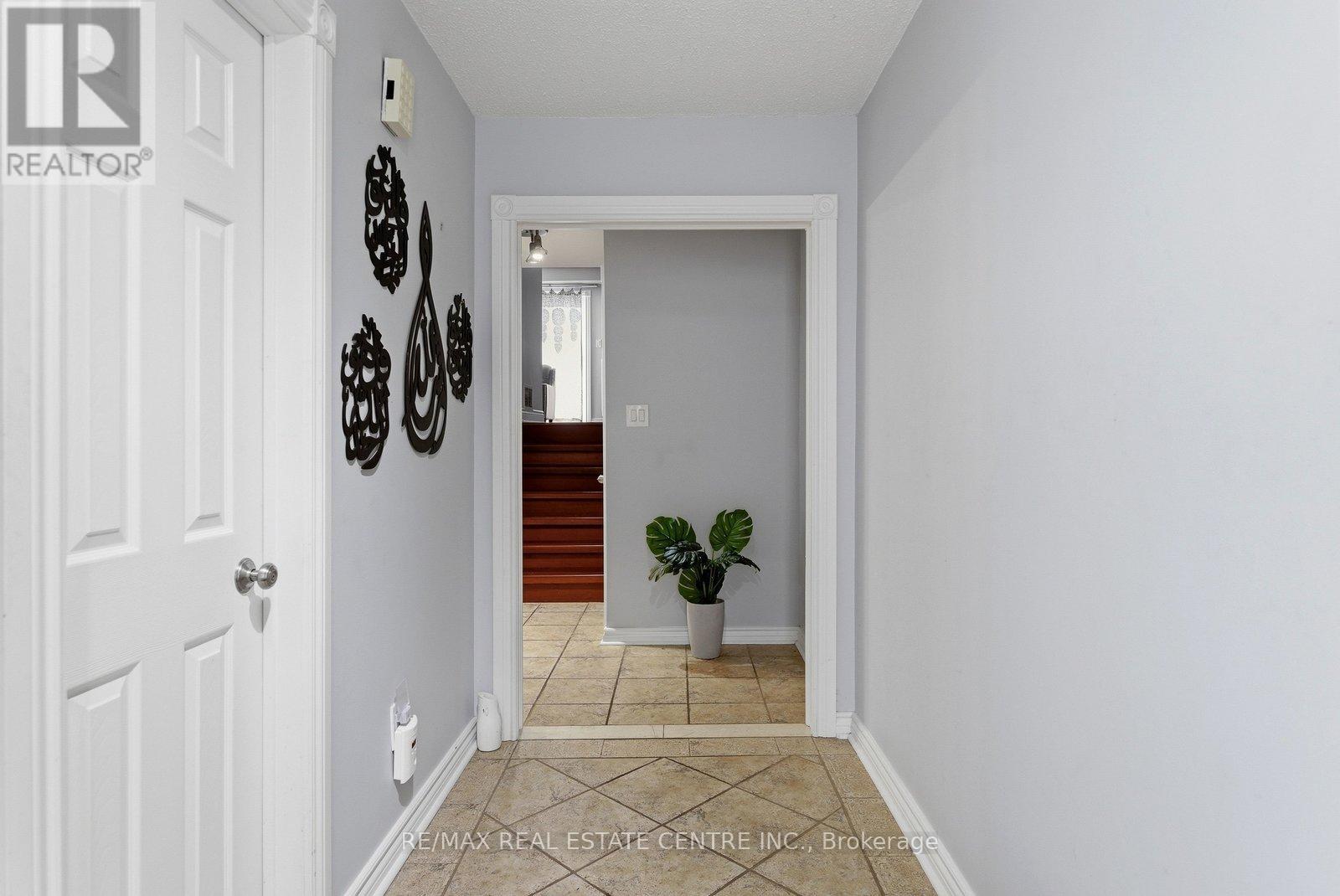 4168 Powderhorn Crescent, Mississauga, Ontario  L5L 3B9 - Photo 4 - W12835328