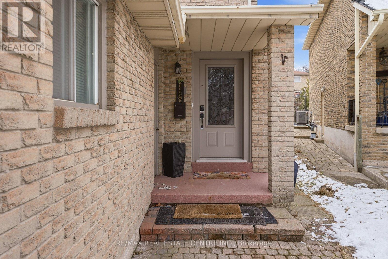 4168 Powderhorn Crescent, Mississauga, Ontario  L5L 3B9 - Photo 3 - W12835328