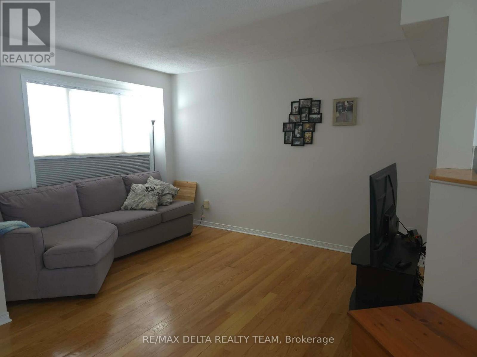 1502 Bonneville Crescent, Ottawa, Ontario  K1C 7N1 - Photo 4 - X12889660