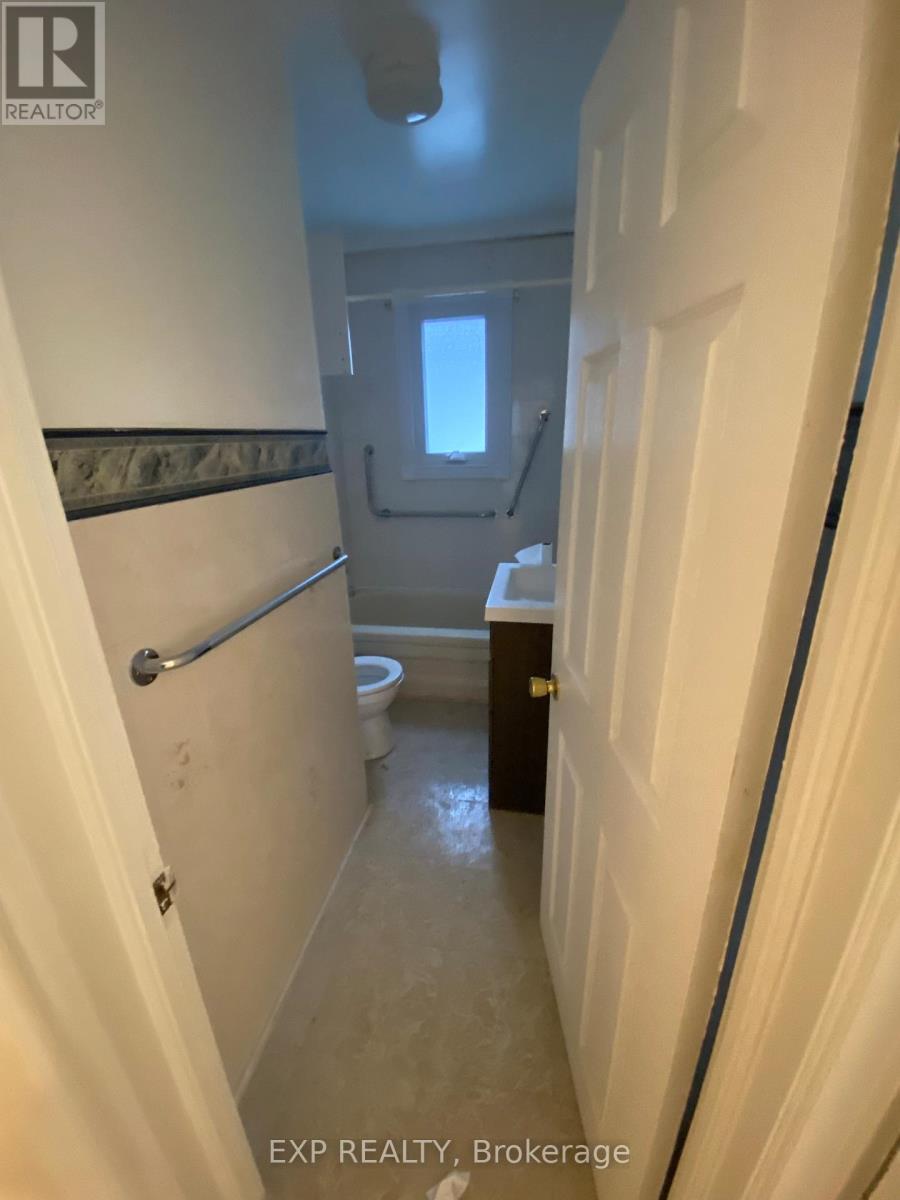 Main - 304 Frontenac Avenue S, Ottawa, Ontario  K1L 6K9 - Photo 8 - X12889666