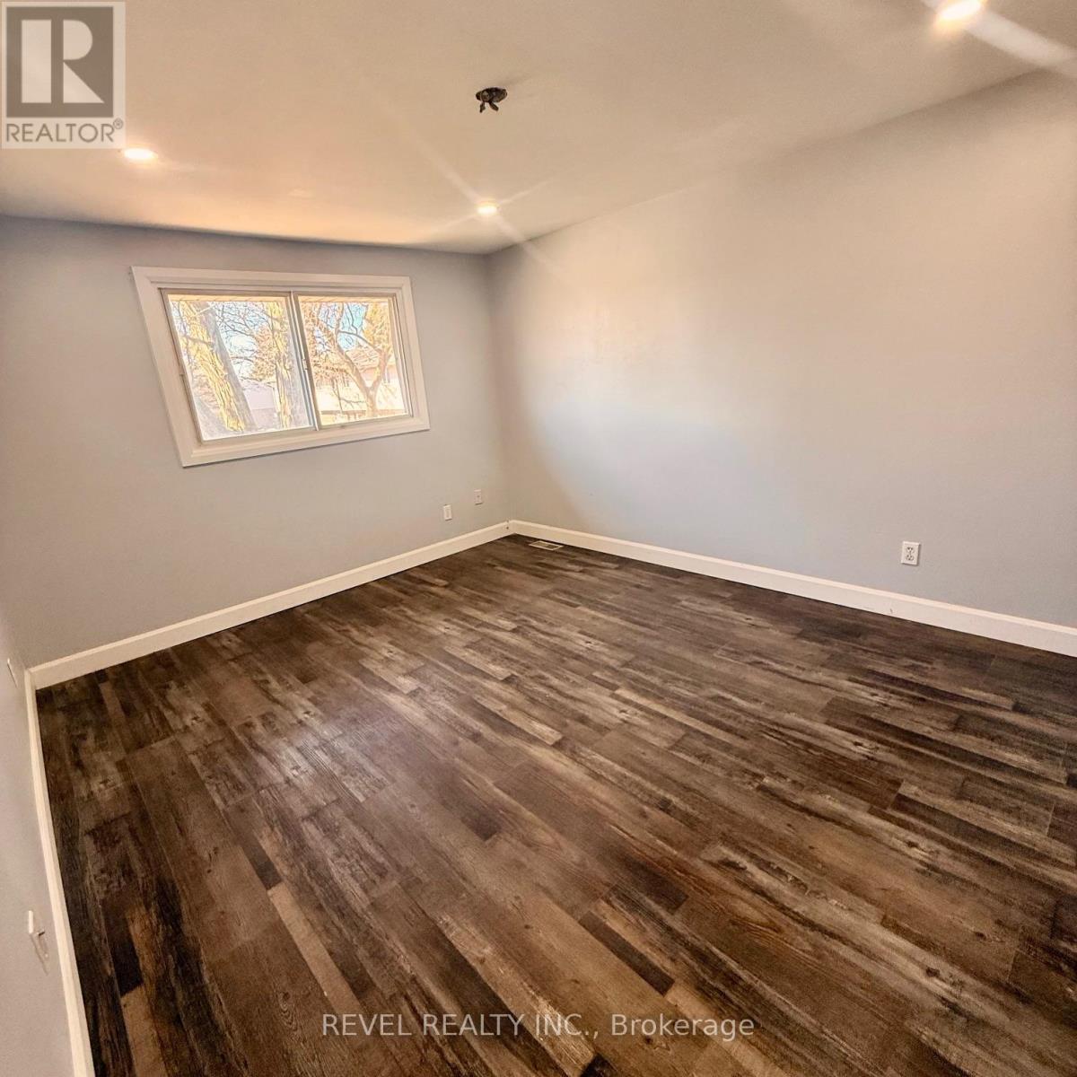 873 Southdale Road E, London South (South Y), Ontario  N6E 1V7 - Photo 11 - X12889716