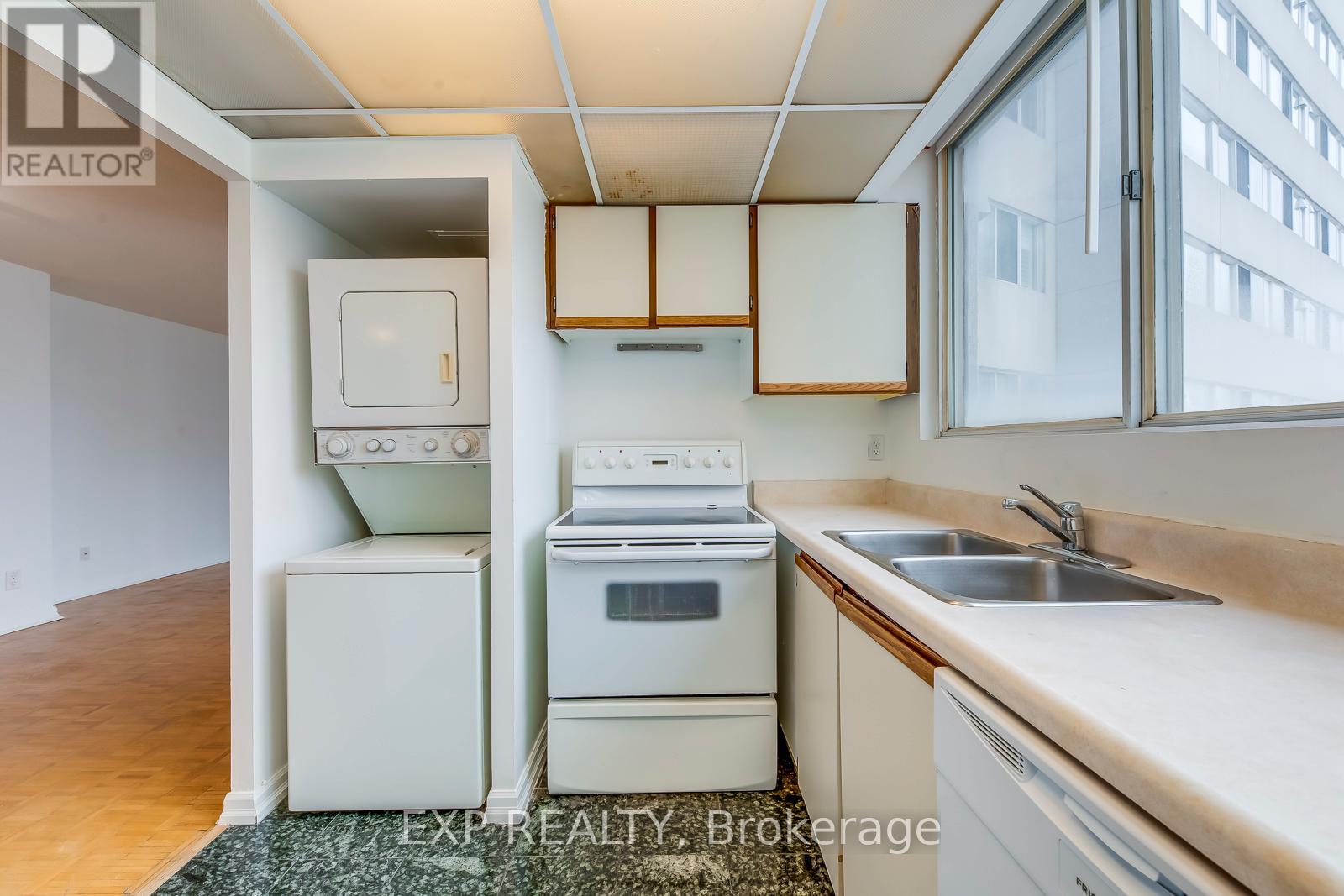 1705 - 3700 Kaneff Crescent, Mississauga, Ontario  L5A 4B8 - Photo 10 - W12889698