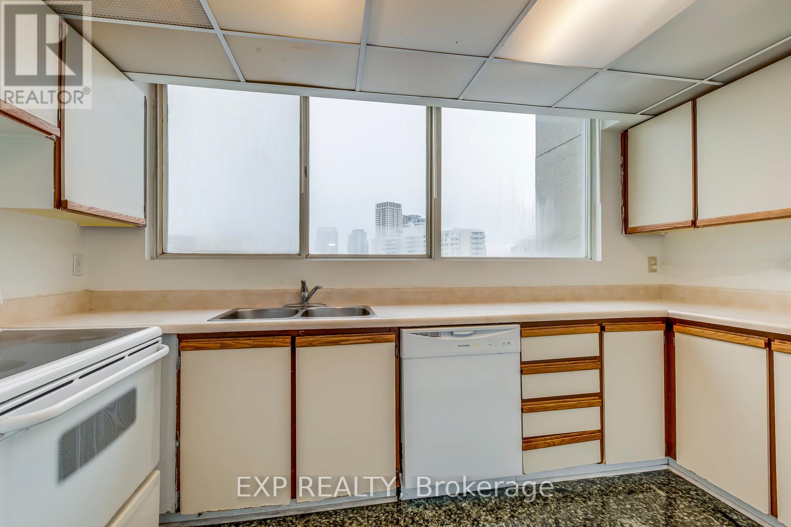 1705 - 3700 Kaneff Crescent, Mississauga, Ontario  L5A 4B8 - Photo 12 - W12889698