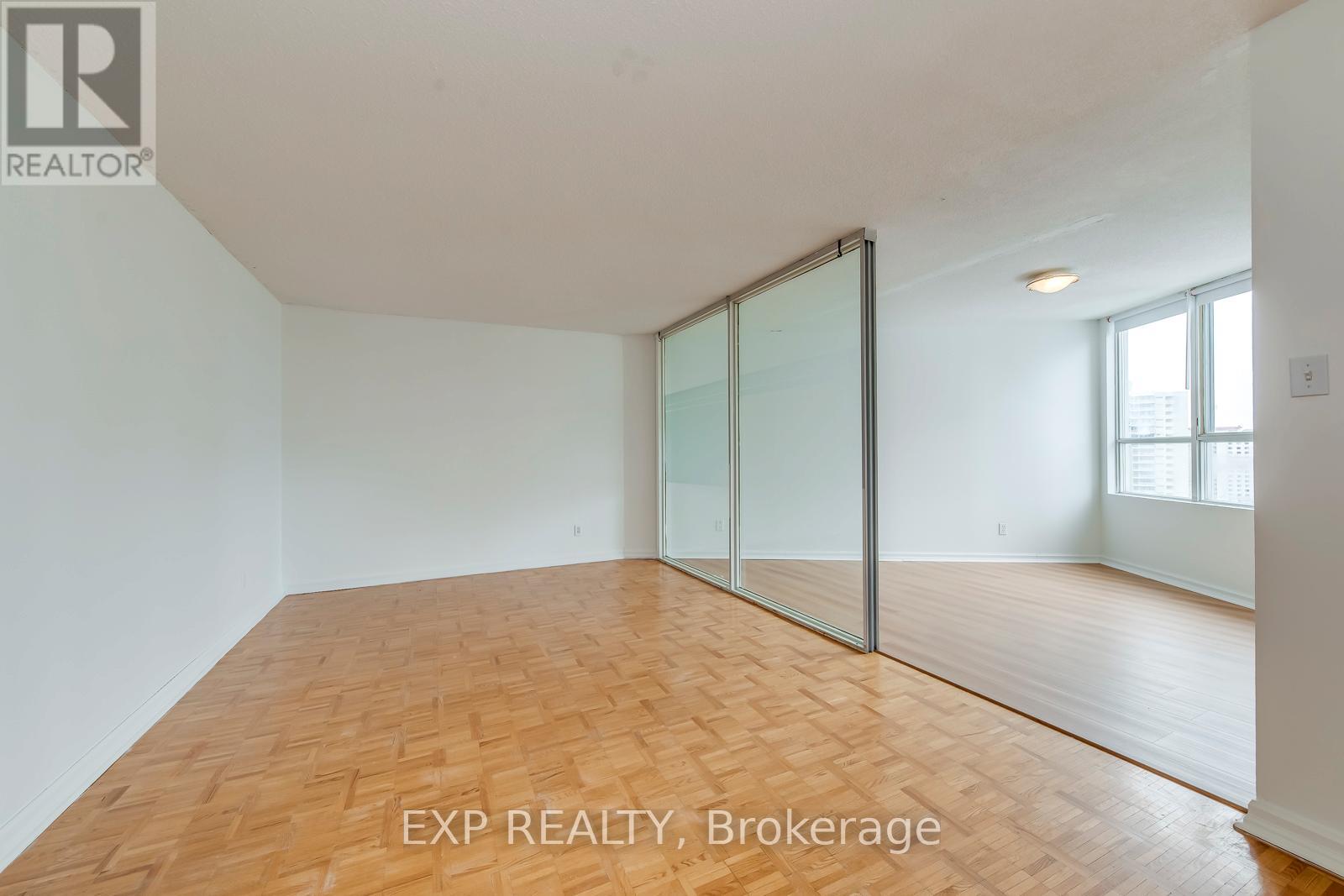 1705 - 3700 Kaneff Crescent, Mississauga, Ontario  L5A 4B8 - Photo 14 - W12889698